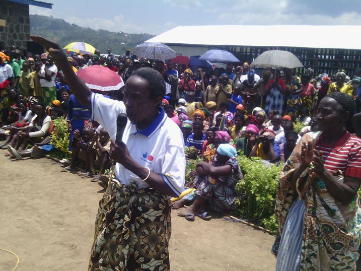 Uyu mukecuru Nyirasubiranya we avuga we n'abagore bagenzi be biteguye kongera gutora Kagame 100%.