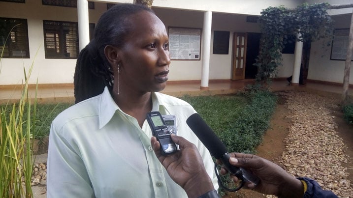 Nyiramana, Umukozi ushinzwe Imibereho Myiza muri PIH, avuga ko sosiyete igenda ihindura imyumvire nyuma yo kubona ko umukobwa wabyaye akiri muto ashobora gukora agatera imbere.