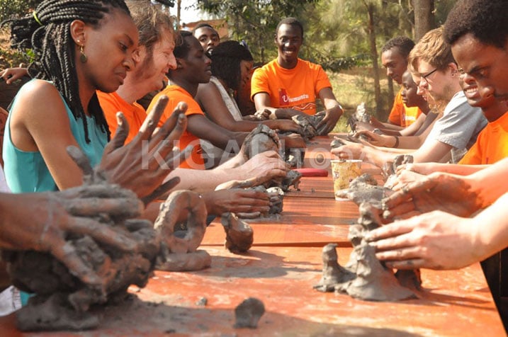 Nyuama y'amahugurwa buri muntu wayitabiriye yagerageje kugaragaza amarangamutima ye binyuze mu bibumbano.