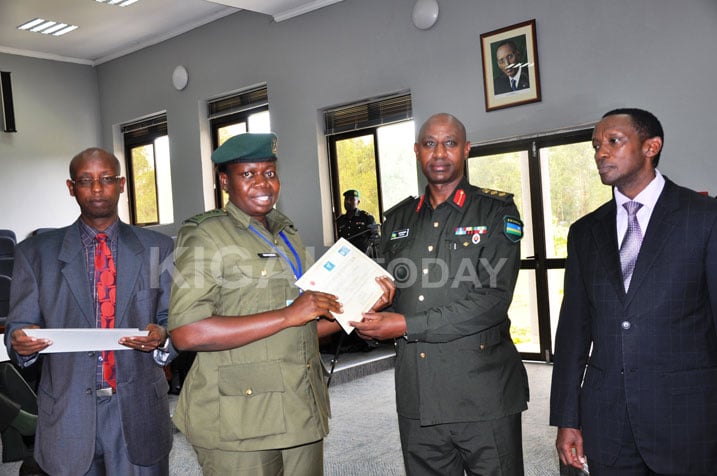 Nyuma y'iminsi 10 bahugurirwa kubungabunga amahoro bahawe impamyabumenyi.