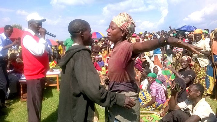 Nyuma yo kwiyunga barahoberanye.
