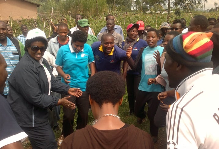 Nyuma y'umuganda bacinye akadiho