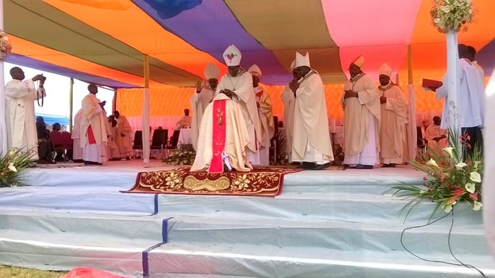 Nyuma yo ghabwa ubwepisikopi Musenyeli Celestin hakizimana yarambitsweho ibiganza n'abasenyeri bagenzi be bo mu ma diyosezi atandukanye ndetse n'abaturutse mu bihugu by'abaturanyi nk'u Burundi.