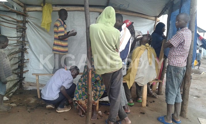 Nyuma yo gukangurirwa gukunda umurimo umusore yishingiye Salon de coiffure.