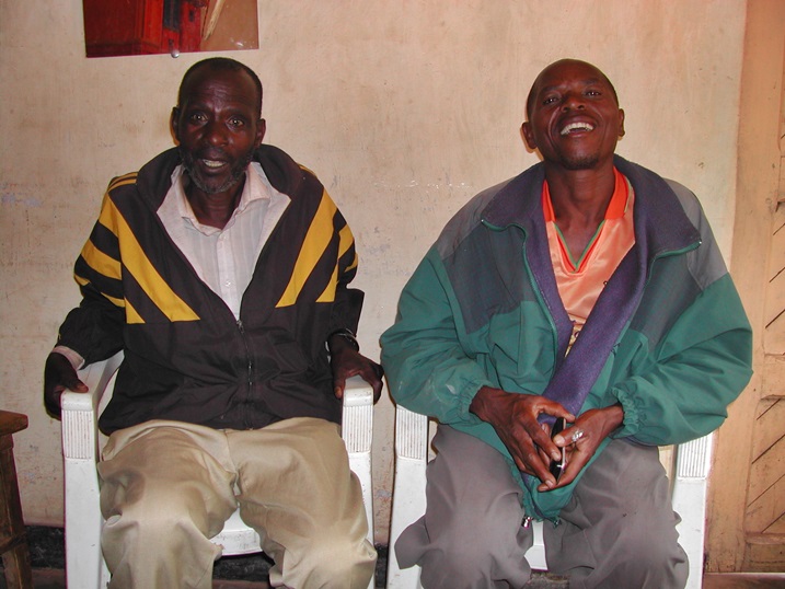 Nyuma yo kumwicira umugore hamwe n