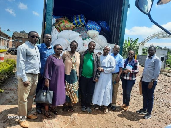 Aba bayobozi ni bo bajyanye iyi mfashanyo kuri Paruwasi ya Nyundo