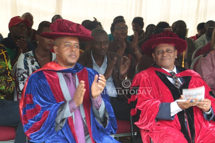 Gasana Jerome uyobora WDA na Dr James Vuningoma Umunyamabanga Nshingwabikorwa w'Inteko Nyarwanda y'Ururimi n'Umuco banejejwe cyane n'Ubuhanga babonye aba bana bavanye muri iri shuri