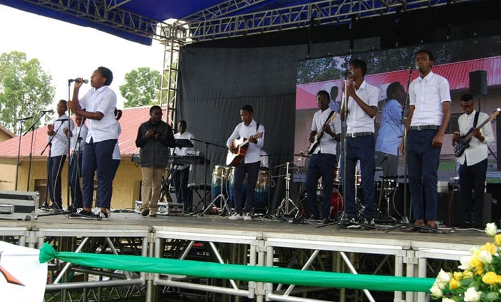 Bataramiye abashyitsi baje kubashyigikira babereka ubuhanga bakuye muri iri shuri