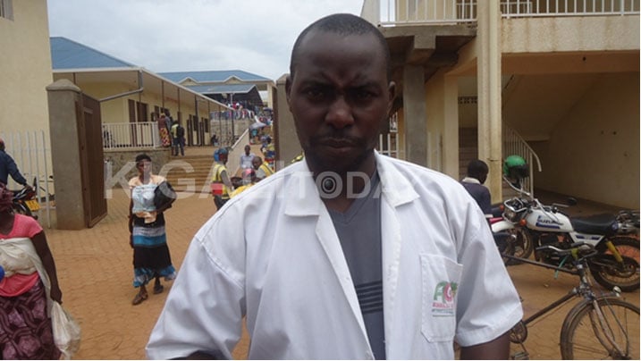 Nyuzahayo Syldio ngo yaragicururiza mu isoko imiti gakondo azi ko bibujijwe ariko na we ngo agiye kubireka ashake aho gukorera.