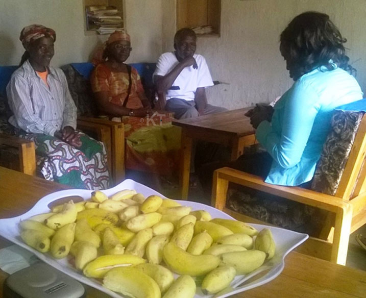 Nzamurambaho akigera mu muryango we bamwakirana urukumbuzi.