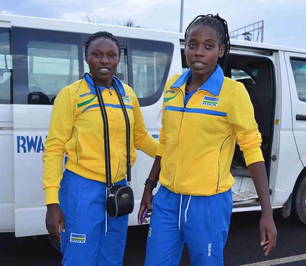 Nzayisenga Charlotte (ibumoso) na Mutatsimpundu Denise bitwara neza mu ikipe y'igihugu ya Beach Volley