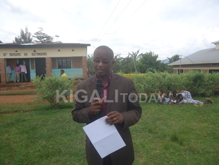 Nzeyimana Oscar wayoboraga akarere ka Rusizi akeguzwa mu ntangiriro za 2015.
