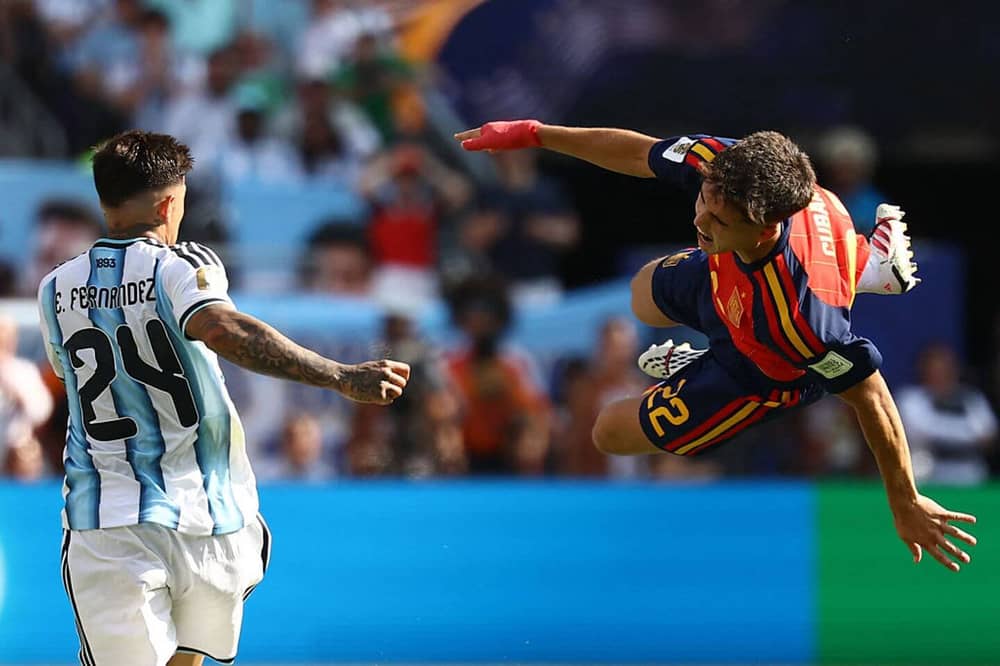 Enzo Fernandez wa Argentina yabonye ikarita y'umutuku abonye ikarita ya kabiri y'umuhondo nyuma yo gukorera ikosa Pau Cubarissi