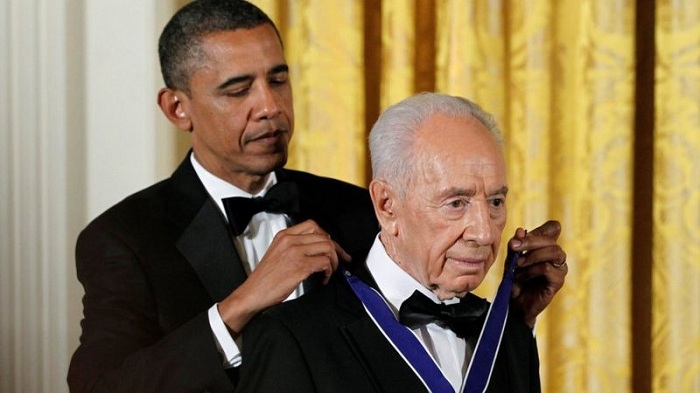 Muri 2012 ubwo Perezida Obama yambikaga umudali Shimon Peres kubera ibikorwa bye by'indashyikirwa mu guharanira amahoro (Ifoto: Reuters)