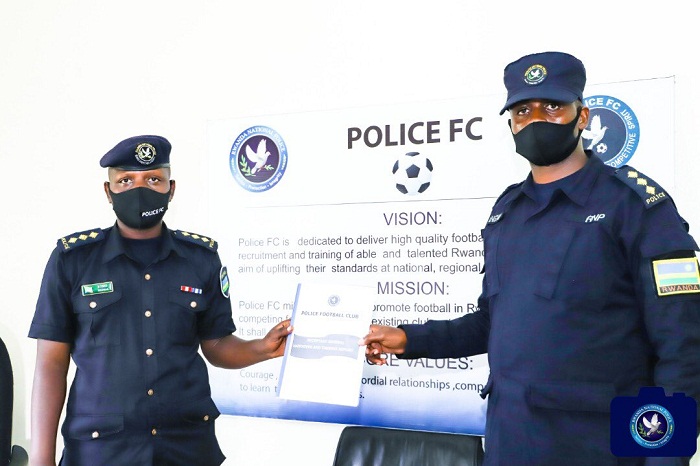 CIP Obed Bikorimana (uri ibumoso) wagizwe Umunyamabanga wa Police FC ahererekanya ububasha na CIP Maurice Karangwa yasimbuye