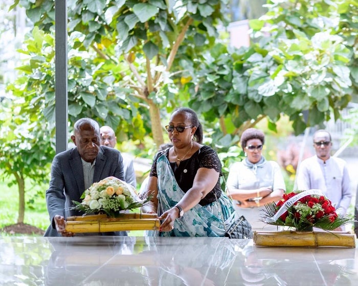 Umuvunyi Mukuru wungirije, Odette Yankurije, ashyira indabo aharuhukiye imibiri isaga 800 y