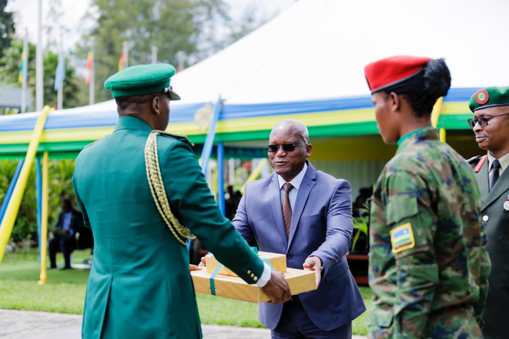 Minisitiri w'Ingabo Marizamunda yashyikirije ibihembo abitwaye neza