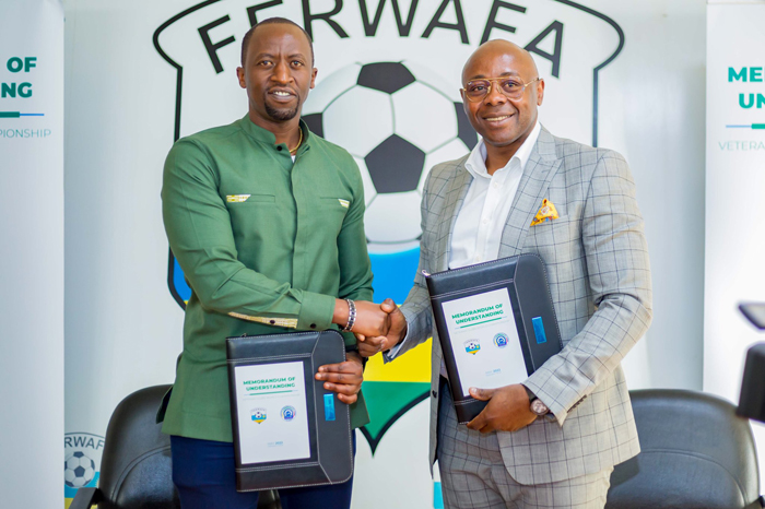 Nizeyimana Mugabo Olivier uyobora FERWAFA na Mr Siewe Fred uyobora FIFVE nyuma yo gusinya amasezerano