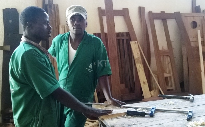 Omar na Sadiki bavuye Iwawa bakora muri Koperative yafashijwe n'akarere ka Rubavu.