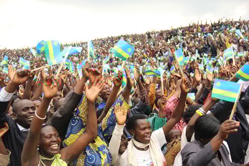 Imbaga y'Abaturage bakiriye perezida Kagame muri Nyamagabe. Barimo abamusaba ko yakomeza kuyobora u Rwanda.