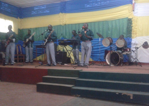 Orchestre Amis des Jeunes bashimishije abitabiriye igitaramo.