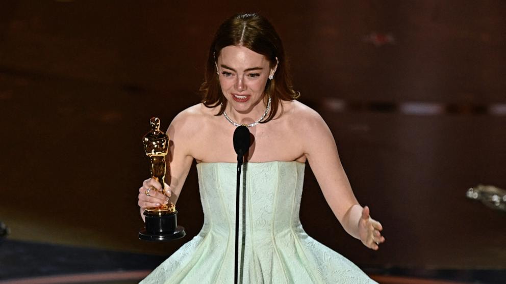 Emma Stone yatwaye igihembo cy'umukinnyi mwiza wa filimi w'umugore (Best Actress)