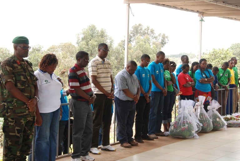 Abanyamuryango ba AERG na GAERG mu gikorwa cyo kwibuka, basukura amatongo y