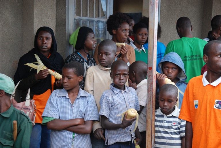 Hanabaye n'ubusabane hagati y'abaturage n'abagize GAERG na AERG.