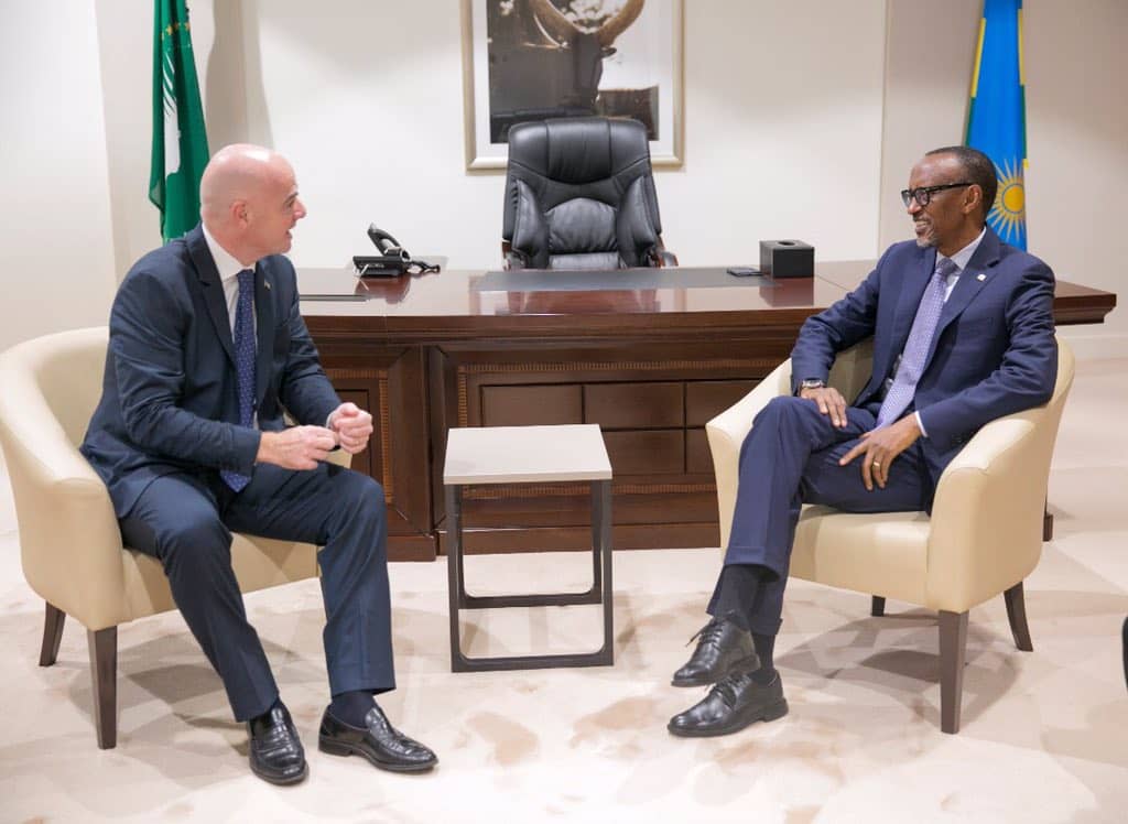 Perezida Kagame yakiriye Perezida wa FIFA mu biro bye