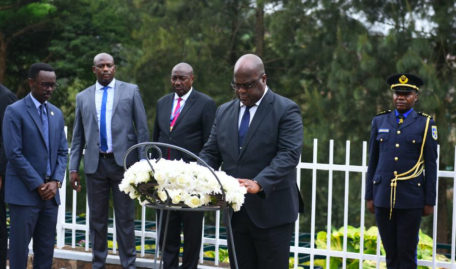 Perezida Felix Tshisekedi wa RDC ashyira indabo ku Rwibutso rubitse imibiri isaga ibihumbi 200