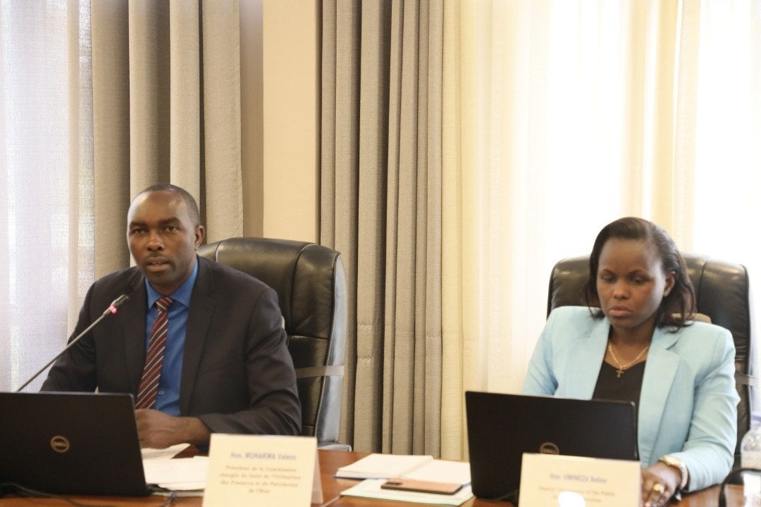 Perezida wa Komisiyo ya PAC Valens Muhakwa na Visi Perezida Beline Uwineza