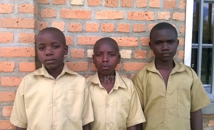 Pacfique ubanza ku ruhande rw'ibumoso wabaye uwagatanu mu ishuri nyuma y'uko arivuyemo kubera kubura ibikoresho.