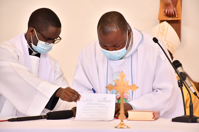 Padiri mukuru asinya ku nyandiko zimuha ububasha bwo kuyobora iyo Paruwasi 