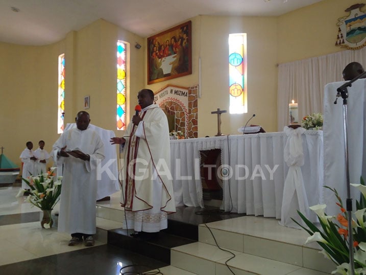 Padiri Habumuremyi yasabye abakirisitu kuzirikana amaraso ya Yezu yamenekeye ku musaraba.