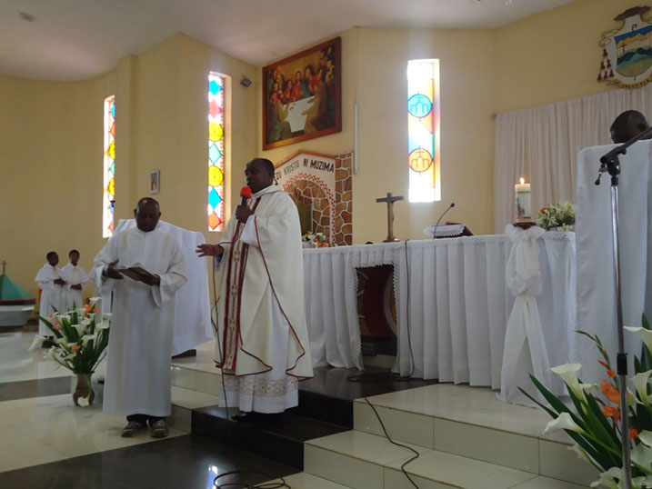 Padiri Habumuremyi yabwiye abakirisitu ko ari byiza gutangira umwaka basenga.