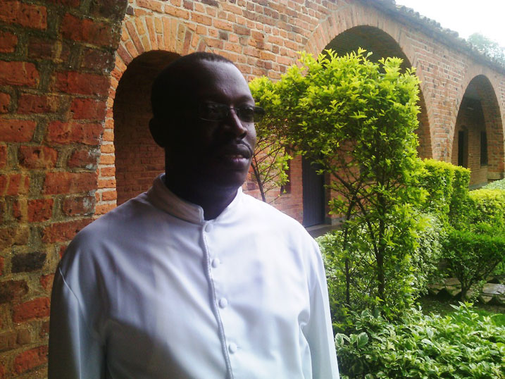 Padiri mukuru wa Paruwasi ya Muhororo, Kanayoge Bernard, avuga ko inyigisho z'abagiye kurushinga zakongererwa igihe haba mu matorero no mu murenge.