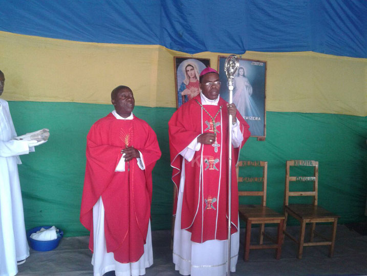 Padiri Edouard Nturiye, ufungiye muri Gereza ya Nyakariba i Rubavu ari kumwe n'Umushumba wa Diyosezi ya Nyundo.