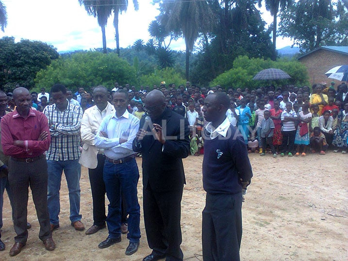 Padili Rugirangoga (ufite microphone) asanga gusaba imbabazi zo kuzitanga bizakiza u Rwanda.