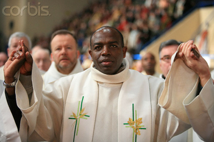 Padiri Wenceslas mu mwambaro w'akazi mu Bufaransa atura igitambo cya misa.