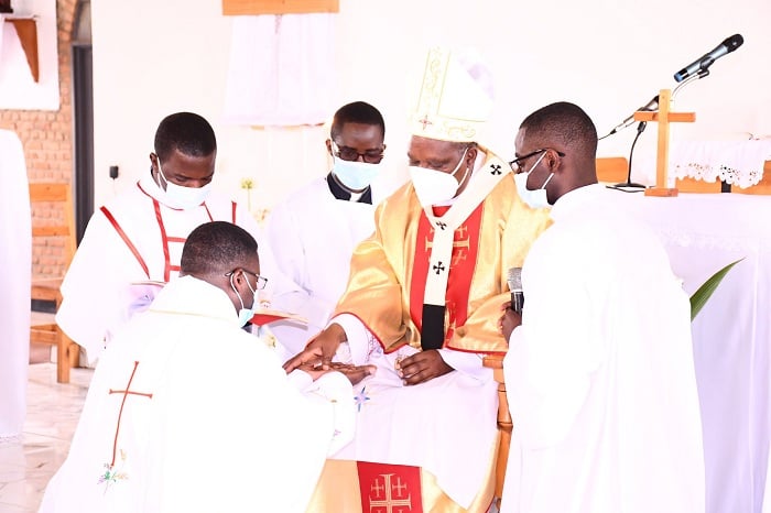 Uwahawe ubupadiri asigwa amavuta ya Crisma