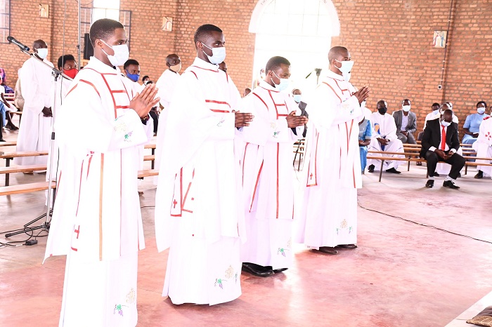 Hatanzwe n'ubudiyakoni ku ba faratiri bane