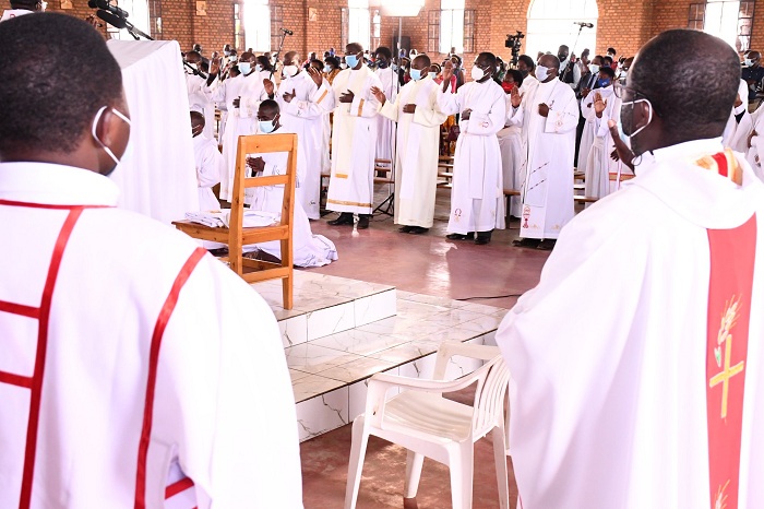 Uwo muhango witabiriwe n'abapadiri banyuranye baje gushyigikira bagenzi babo