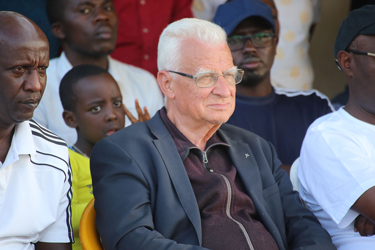 Padiri Claude Tarbot umaze imyaka isaga 40 mu Rwanda, yigishije Rutsindura muri seminari nto ya Karubanda