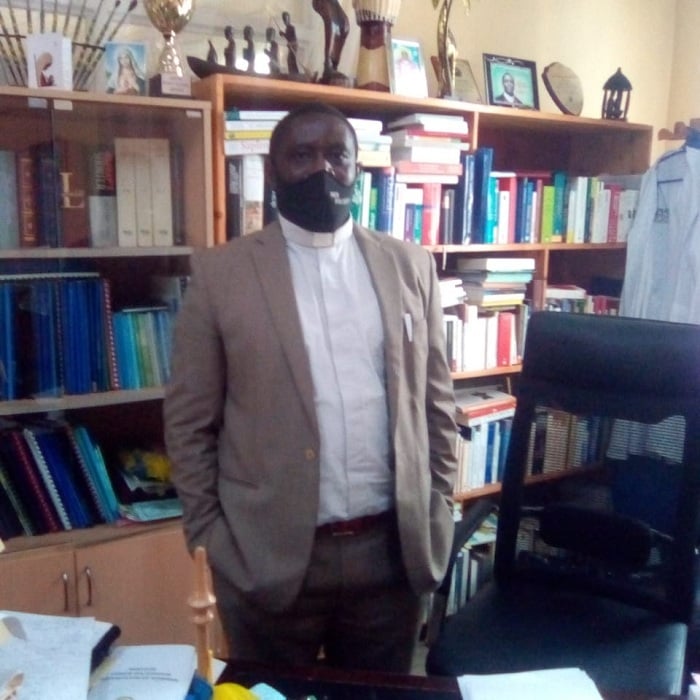 Padiri Dr Hagenimana Fabien yasabye abanyeshuri batangiye amasomo kwirinda kujenjeka