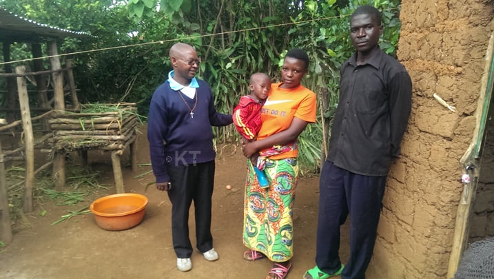 Padiri Mudacyahwa Jean Marie aganiriza umuryango warwaje bwaki
