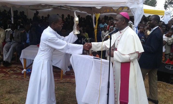 Padiri mukuru wa Paruwase nshya ya Musaza, yahawe ibyangombwa azifashisha mu kwamamaza uburumwa 