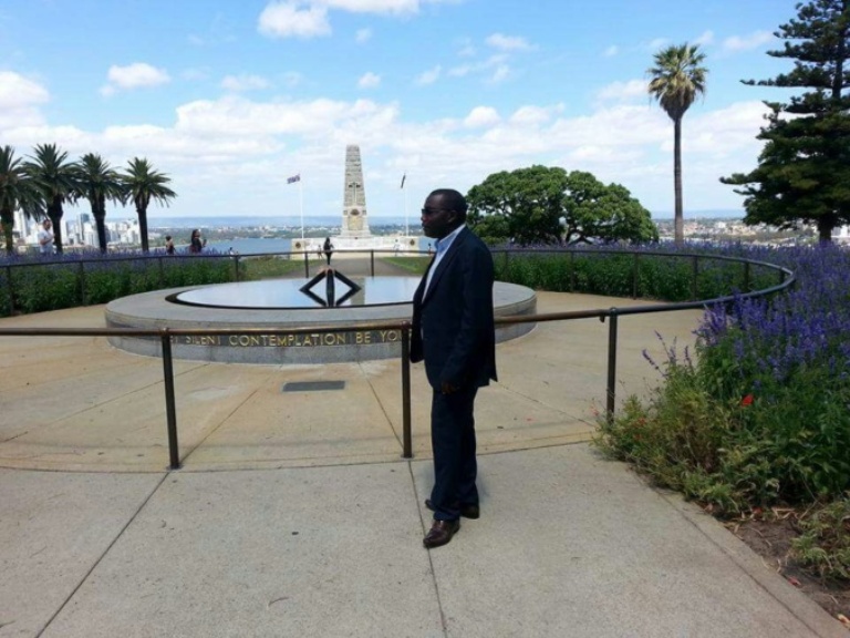 Padiri Nahimana wari utegerejwe i Kigali yagaragaye i Buruseli nta kanunu ko kuza