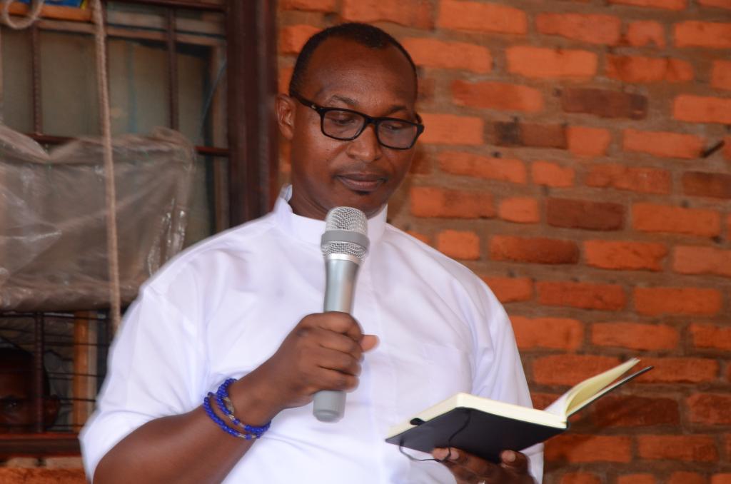 Padiri Nzamwita asaba abafungiye icyaha cya Jenoside gusaba imbabazi abo mu miryango yabo