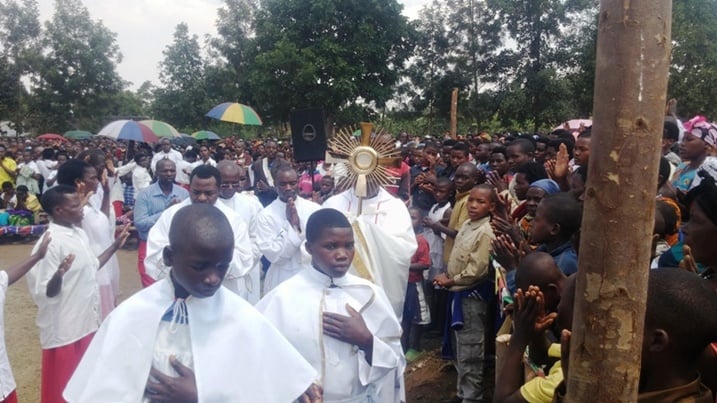 Padiri Ubald yazengurukije isakaramentu ry'Ukaristiya mu bakristu ngo bakire Yezu mu mitima yabo.