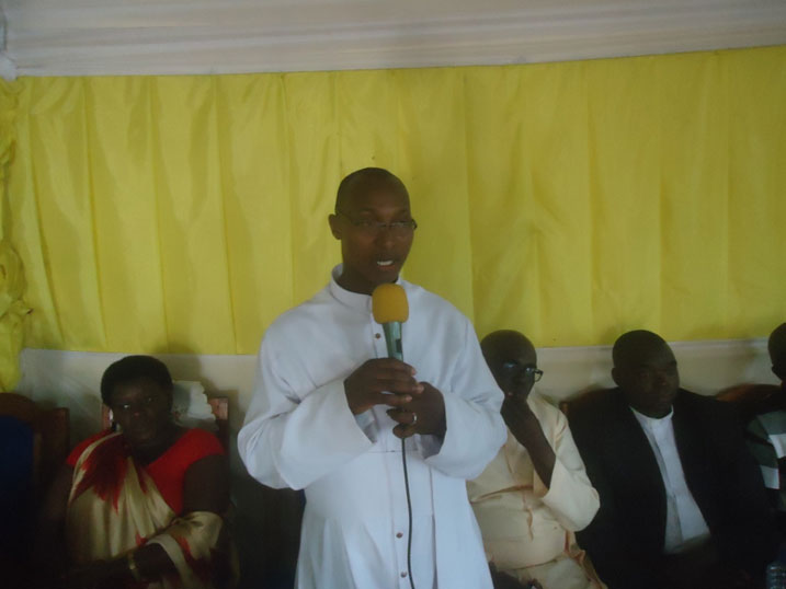Padri mukuru wa Paruwasi Gatulika ya Mushaka, Jean Eric NZAMWITA avuga ko urwo rugendo rutoroshye.